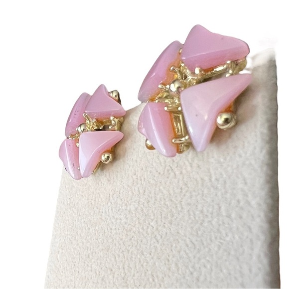 Vintage Pink Thermoset Pinwheel Geometric Gold Tone Clip On Earrings - Picture 2 of 12